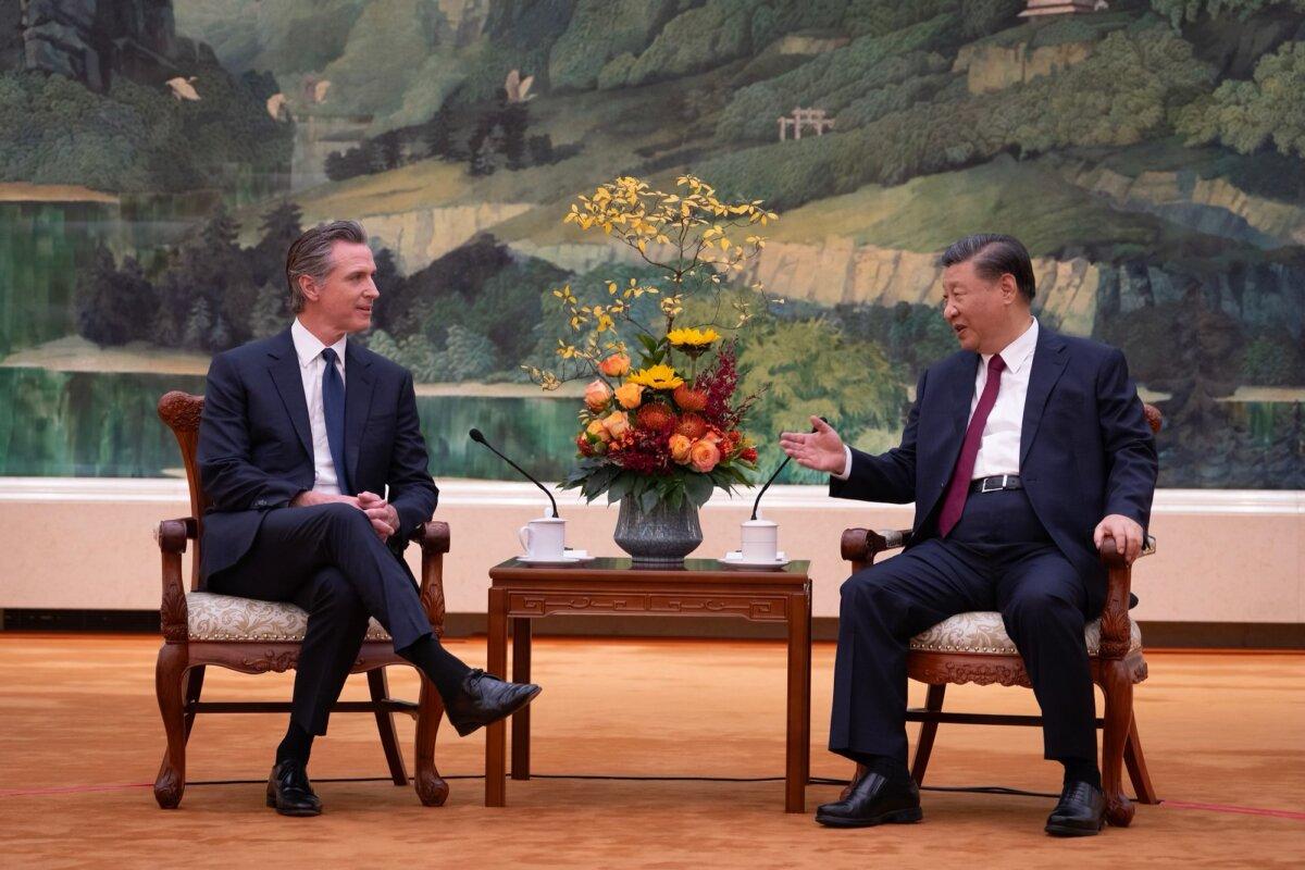 California Gov. Gavin Newsom (L) meets with Chinese leader Xi Jinping at the Great Hall of the People in Beijing on Oct 25, 2023. (Courtesy of the Office of the Governor of California)