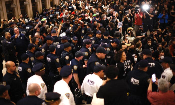 'Unprecedented' Numbers of NYPD Police Flee Force as Crime Continues to Soar