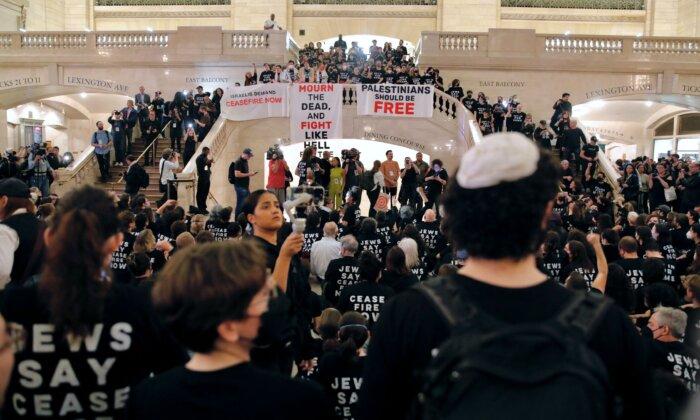 Pro-Palestinian Protest Shuts Down New York’s Grand Central Terminal