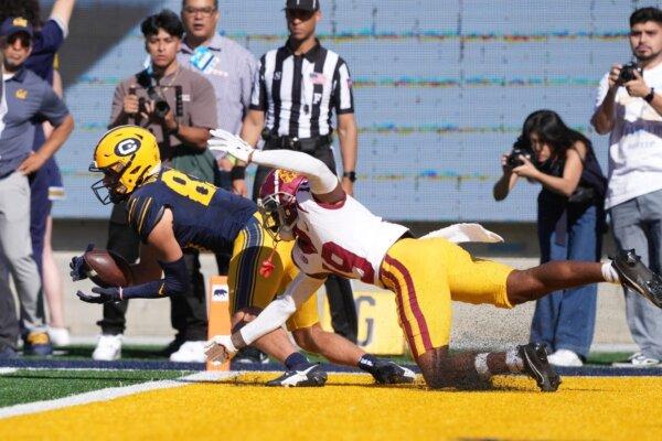 California Golden Bears wide receiver Trond Grizzell (left) catches a touchdown pass against USC Trojans safety Jaylin Smith (right) during the second quarter in Berkeley, Calif., on Oct. 28, 2023. (Darren Yamashita/USA TODAY Sports via Field Level Media)