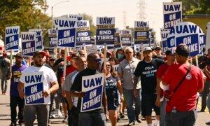 Thousands of Autoworkers Organizing to Join UAW in ‘Unprecedented Move’ Following Strike Success