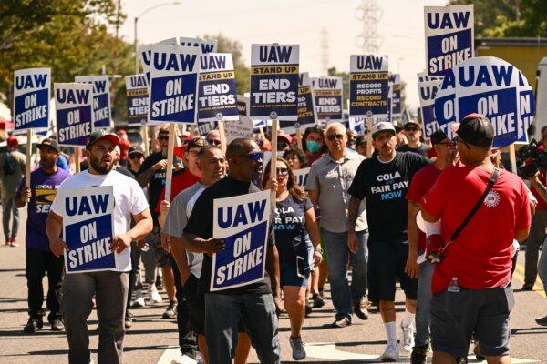 Thousands of Autoworkers Organizing to Join UAW in 'Unprecedented Move' Following Strike Success