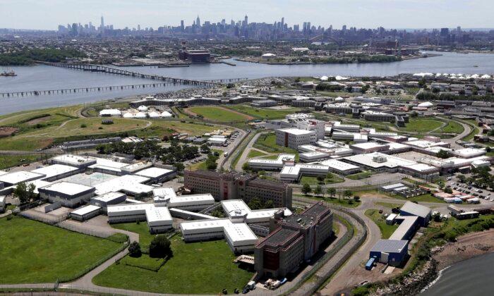 Former NYC Jail Guards Avoid Prison Time for 8-minute Delay in Helping Inmate Who Attempted Suicide