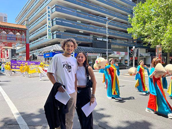 Louna (right) and Matthieu took a photo in front of the Falun Dafa parade in Melbourne on Oct. 27, 2023. (The Epoch Times)
