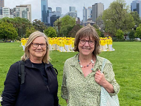 Jenny (right) and Elizabeth Atkins took a photo in front of the character formation scene in Melbourne on Oct. 28, 2023. (Beatrice Lee/The Epoch Times)