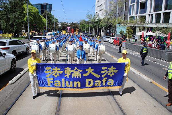 Falun Dafa practitioners held a grand parade in Melbourne, Australia on Oct. 27, 2023. (Bryan Duong/The Epoch Times)