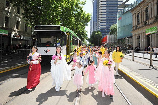 Falun Dafa practitioners held a grand parade in Melbourne, Australia on Oct. 27, 2023. (Tien Nguyen/The Epoch Times)