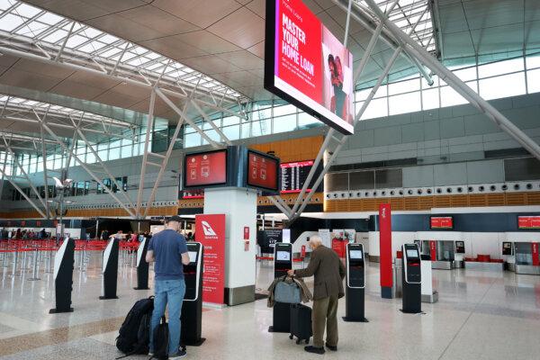 People check-in on arrival at the Qantas domestic terminal at Sydney Airport in Sydney, Australia, on Aug. 25, 2022. (Lisa Maree Williams/Getty Images)