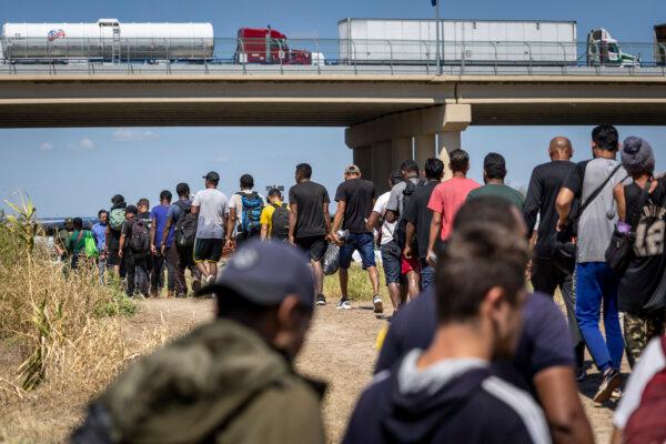 Former Adviser Says Trump Will Implement 'Spectacular Migration Crackdown' | USNN World News Illegal immigrants walk toward a U.S. Border Patrol checkpoint after crossing the U.S.-Mexico border in Eagle Pass, Texas, on Sept. 28, 2023. (John Moore/Getty Images)