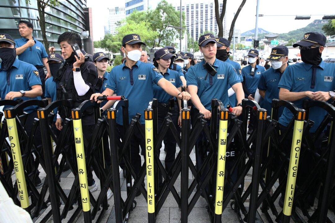 2 South Korean Police Officers Stabbed Outside Presidential Compound