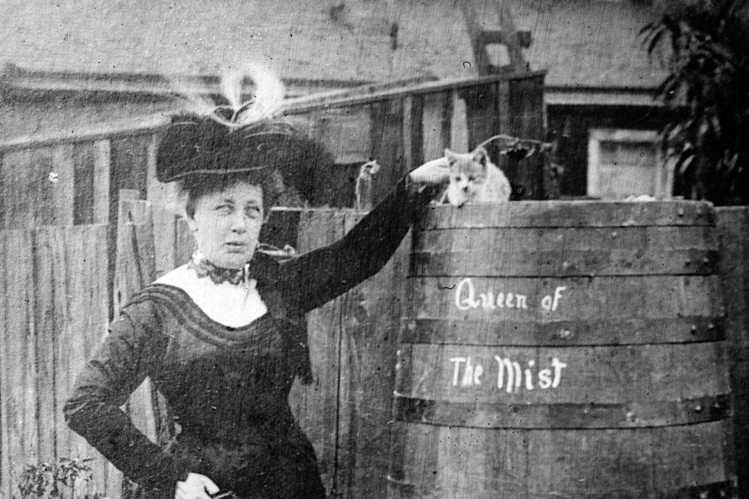 Annie Edson Taylor: Lady in a Barrel