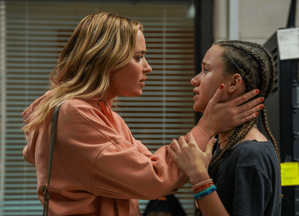 Liza Drake (Emily Blunt) and her daughter Phoebe (Chloe Coleman), in "Pain Hustlers." (Brian Douglas/Netflix)
