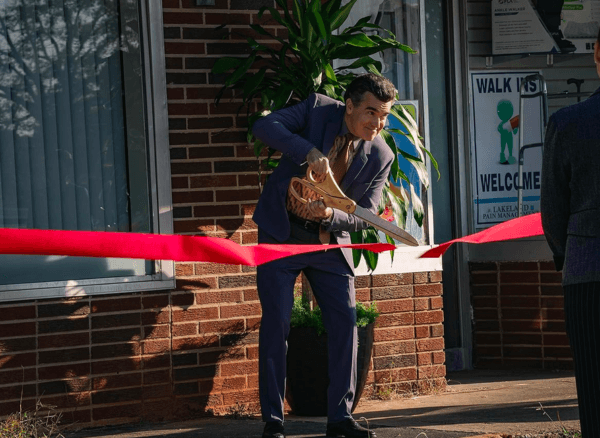 Dr. Lydell (Brian d'Arcy James) runs a highly questionable medical practice, in "Pain Hustlers." (Brian Douglas/Netflix)