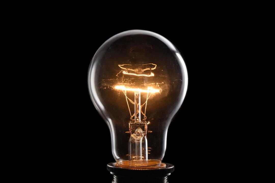 Lighting the World: The Ingenuity of Thomas Edison’s Light Bulb (Infographic)