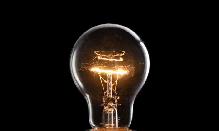 Lighting the World: The Ingenuity of Thomas Edison’s Light Bulb (Infographic)