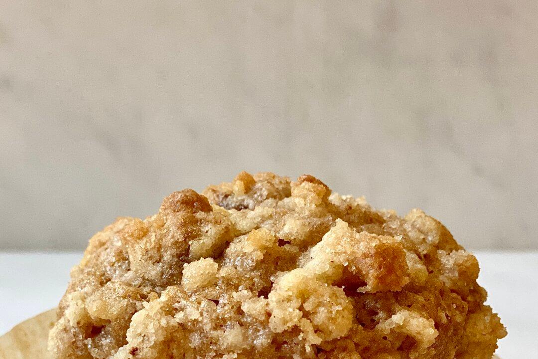 This 4-ingredient Crumb Topping Is the Secret to Your Favorite Baked Foods