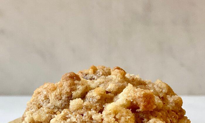 This 4-ingredient Crumb Topping Is the Secret to Your Favorite Baked Foods