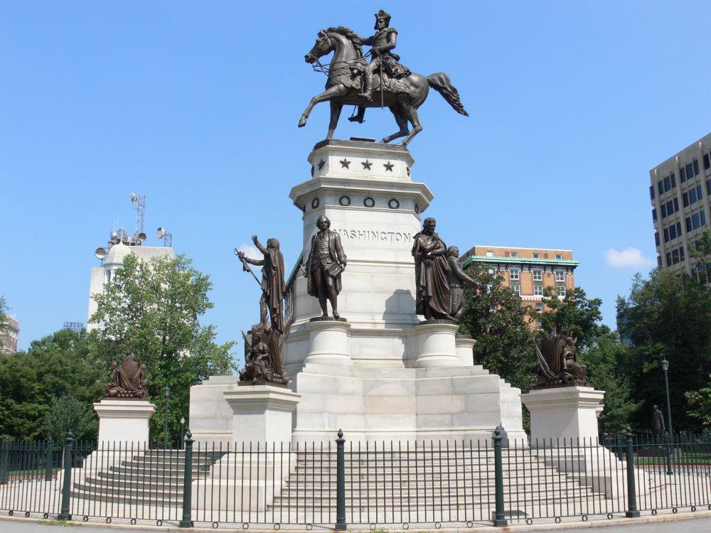 The Virginia Washington Monument, which is on the National Register of Historic Places, is located in Capitol Square in Richmond, Va. (Morgan Riley/<a href="https://commons.wikimedia.org/wiki/File:Virginia_Washington_Monument_2011.JPG" target="_blank" rel="noopener">CC BY-3.0</a>)