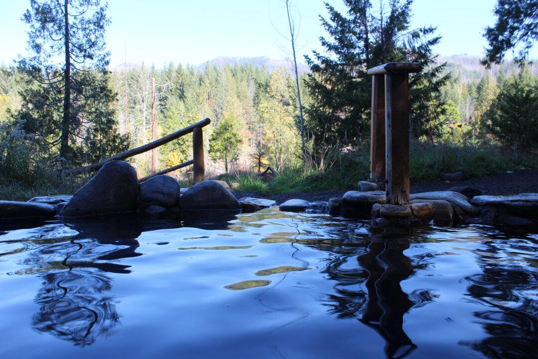This Off-Grid Hot Springs Spot in Oregon Is the Perfect Autumn Getaway