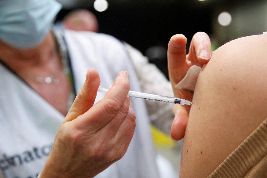 Australian Regulators Back Pfizer, Moderna Vaccines for ‘Kraken’ Variant
