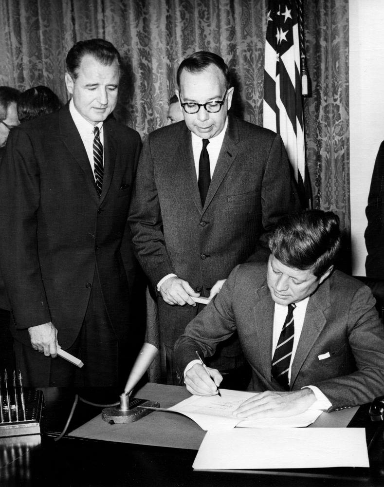  El presidente John F. Kennedy firma la Ley de Construcción de Instalaciones para Retrasados Mentales y Centros Comunitarios de Salud Mental en la Casa Blanca el 31 de octubre de 1963. (Biblioteca y Museo Presidencial John F. Kennedy)