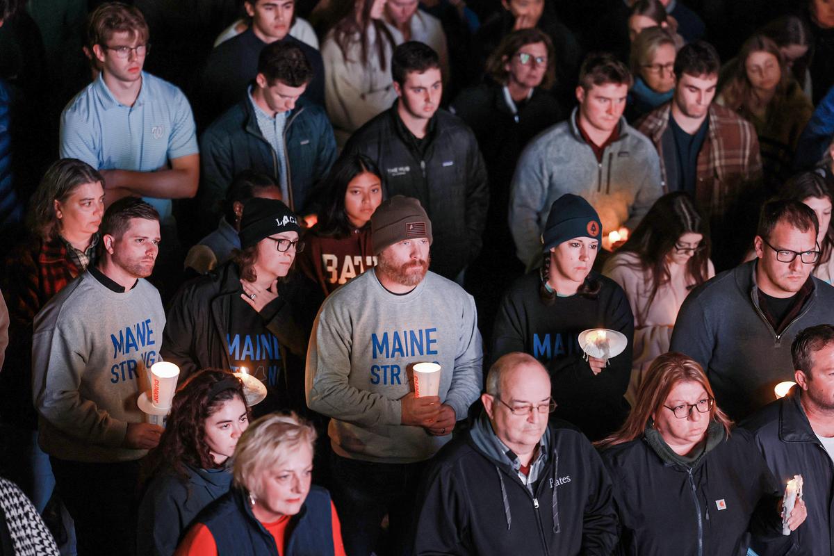  Una multitud desbordante observa una transmisión de una ceremonia de conmemoración de los asesinados por el tirador Robert Card, en la Basílica de los Santos Pedro y Pablo en Lewston, Maine, el 29 de octubre de 2023. (Joe Raedle/Getty Images)