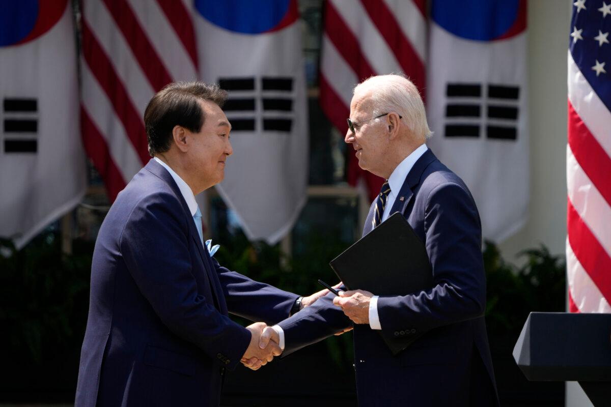  South Korean President Yoon Suk-yeol and U.S. President Joe Biden shake hands. (Drew Angerer/Getty Images)
