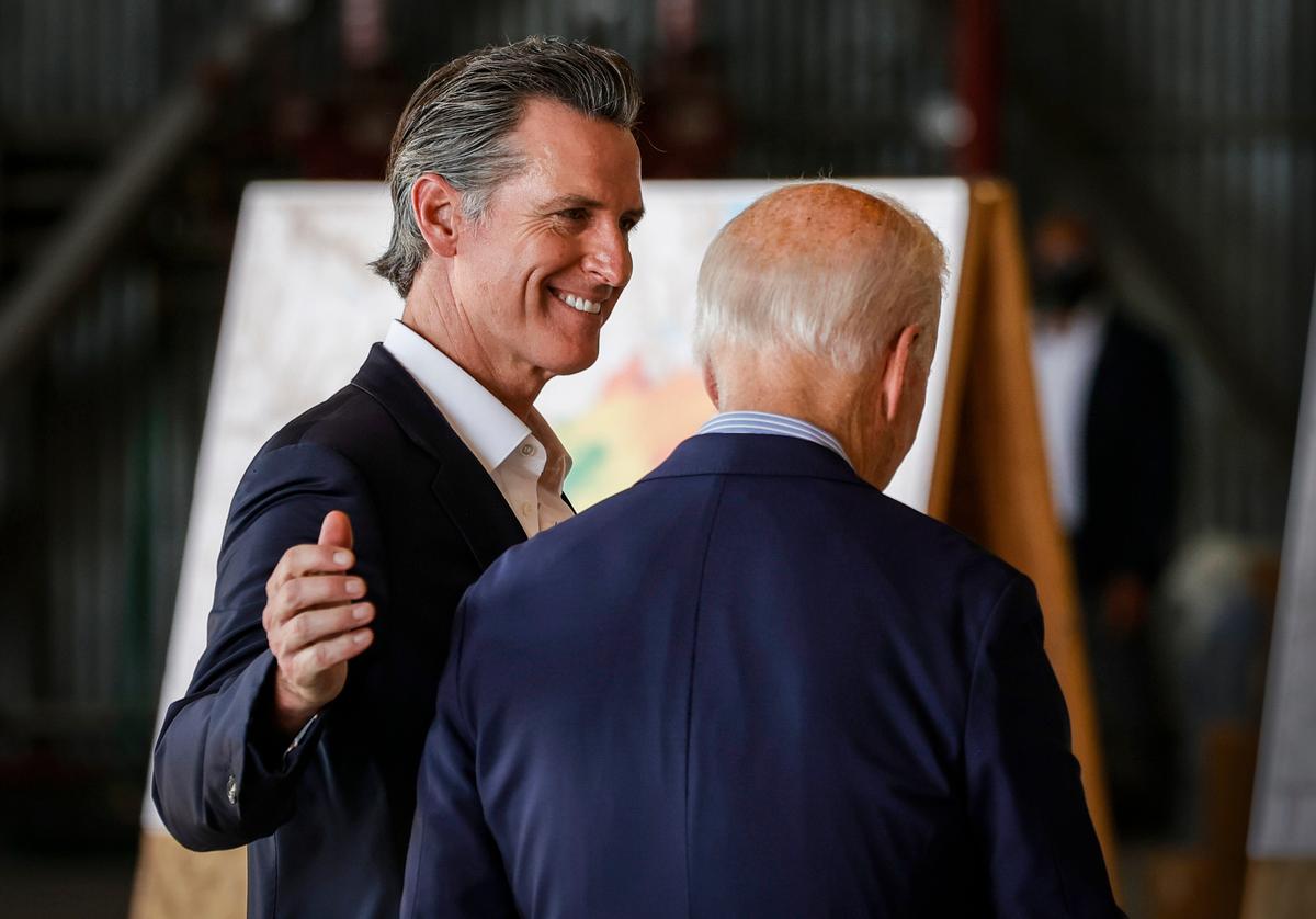  California Gov. Gavin Newsom (L) walks with President Joe Biden after delivering remarks at the airport in Mather, Calif., on Sept. 13, 2021. President Biden toured the wildfire-damaged area near Sacramento with Mr. Newsom before heading to Los Angeles to participate in a "No on Recall" campaign event. (Justin Sullivan/Getty Images)