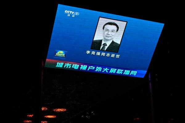 A large screen broadcasts an obituary of the former Chinese premier Li Keqiang outside a mall in Beijing on Oct. 27, 2023. (Wang Zhao/AFP via Getty Images)