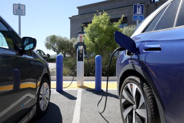 Nearly Half of US EV Drivers Consider Switching Back to Gas Vehicles: McKinsey Study | USNN World News Nissan and Volkswagen electric cars sit parked at a Charge Point EV charging station in Corte Madera, Calif., on July 28, 2023. (Justin Sullivan/Getty Images)