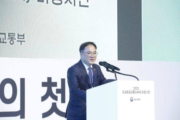 Baek Won-Kug, Vice Minister of the Ministry of Land, Infrastructure, and Transport, delivered a keynote speech at the test flight event of K-UAM on Nov. 3, 2023. (Kim Myung-kuk/The Epoch Times)