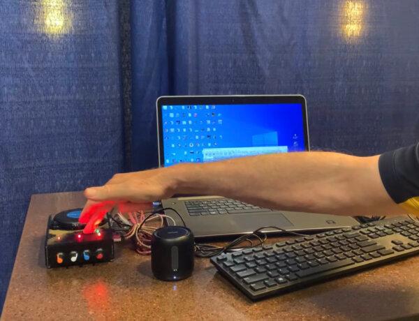  A light-up and vibrating device for delivering CW (Morse code) to the deaf and hard of hearing, at the Annual Amateur Radio Conference “Pacificon” in San Ramon, Calif., on Oct. 21, 2023. (Helen Billings/The Epoch Times)