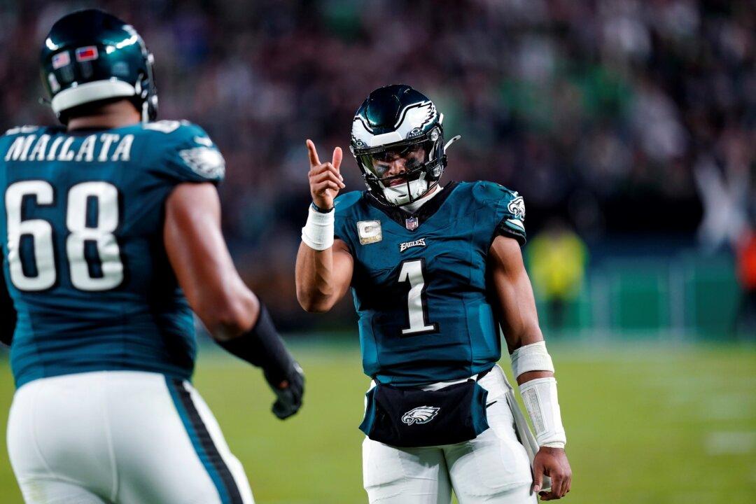 Jalen Hurts Shakes Off Knee Injury and Leads Eagles Past Cowboys 28–23 for NFL Best 8–1 Mark