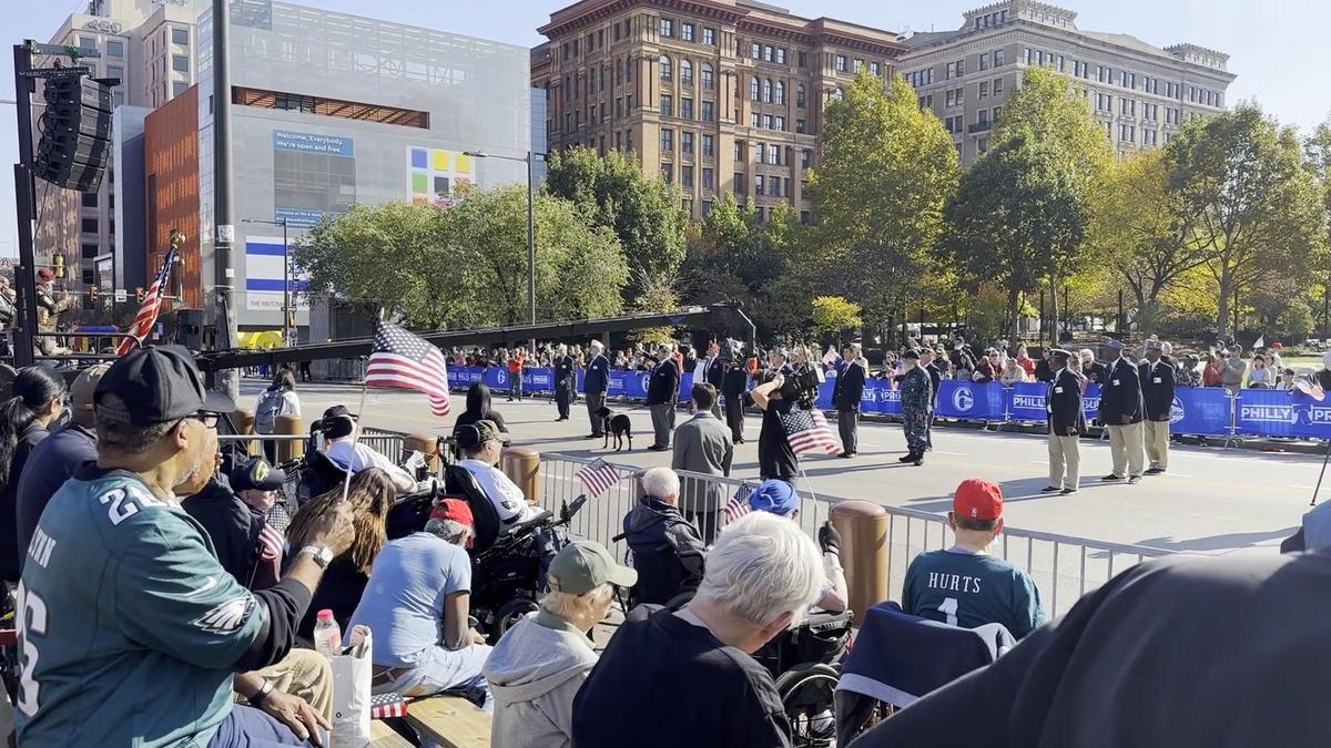 Bystanders cheer veterans at the 9th Annual Philadelphia Veterans Parade & Festival, on Nov. 5, 2023. (William Huang/The Epoch Times)