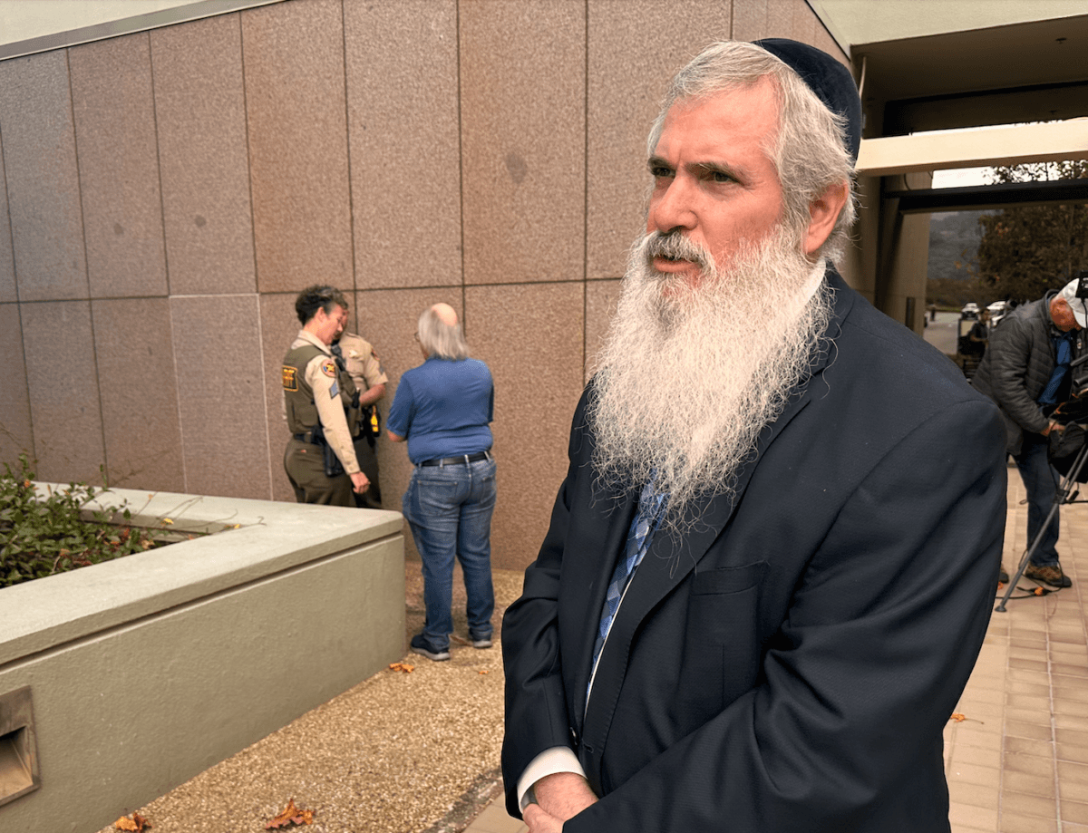 Rabbi Moshe Bryski speaks with a member of the Jewish Press outside the Ventura County Sheriff’s East County Station in Thousand Oaks, Calif., on Nov. 7, 2023. Mr. Bryski attended the Ventura County Sheriff’s Office press conference about the death of Paul Kessler, 69, a Jewish man from Thousand Oaks, who died following a fight with a pro-Palestinian demonstrator Nov. 5. (Jill McLaughlin/The Epoch Times)
