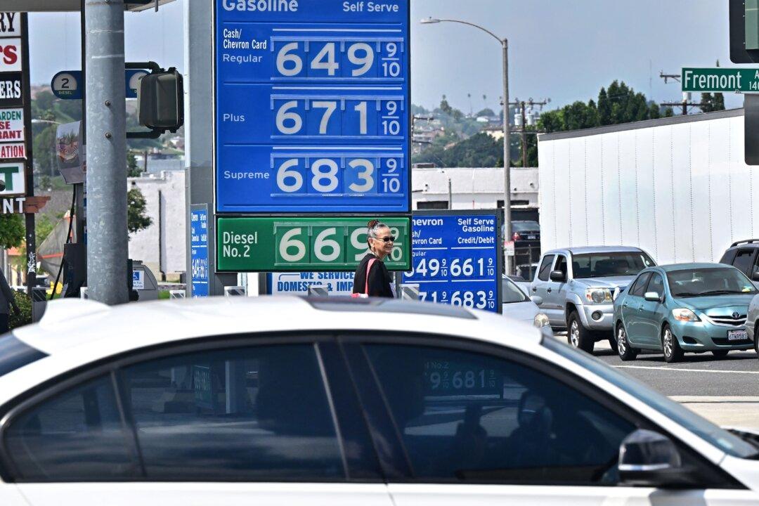 Crude Oil Prices Decline Amid Unexpected US Inventory Buildup