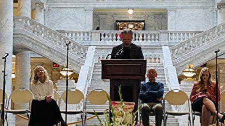  Author Eugene Yelchin speaks at “Honoring the Victims of Mao and Stalin,” at the Utah State Capitol Building Rotunda, on Nov. 4, 2023. (Xiao Yuqing/The Epoch Times)