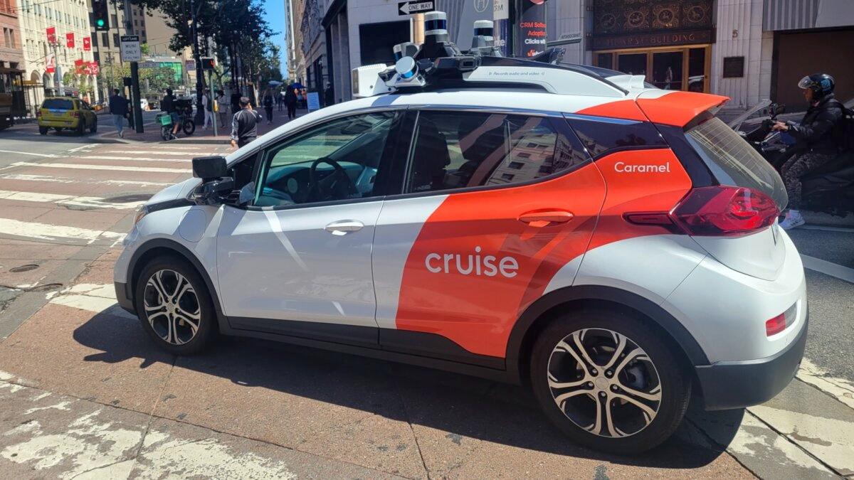 A Cruise autonomous car waits at an intersection in downtown San Francisco, Calif., on Sept. 12, 2023. (Jason Blair/The Epoch Times)