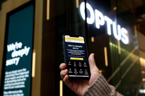 An Optus service message is displayed on a phone outside an Optus store in Sydney, Australia, on Oct. 5, 2022. (Brendon Thorne/Getty Images)