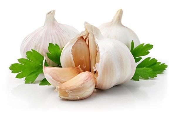  Garlic, abundant in allicin, offers numerous benefits, including anti-cancer and blood sugar-lowering properties. (Fotolia)