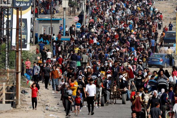 Israel Revises Death Toll From Hamas Oct 7 Terror Attack Down to 'Around 1,200' | USNN World News  Palestinians fleeing north Gaza walk towards the south in the central Gaza Strip on Nov. 9, 2023. (Mohammed Salem/Reuters)