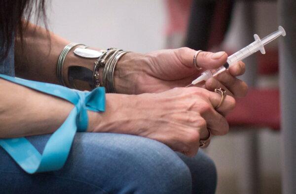A woman injects hydromorphone at the Providence Health Care Crosstown Clinic in the Downtown Eastside of Vancouver, B.C., on April 6, 2016. (The Canadian Press/Darryl Dyck)