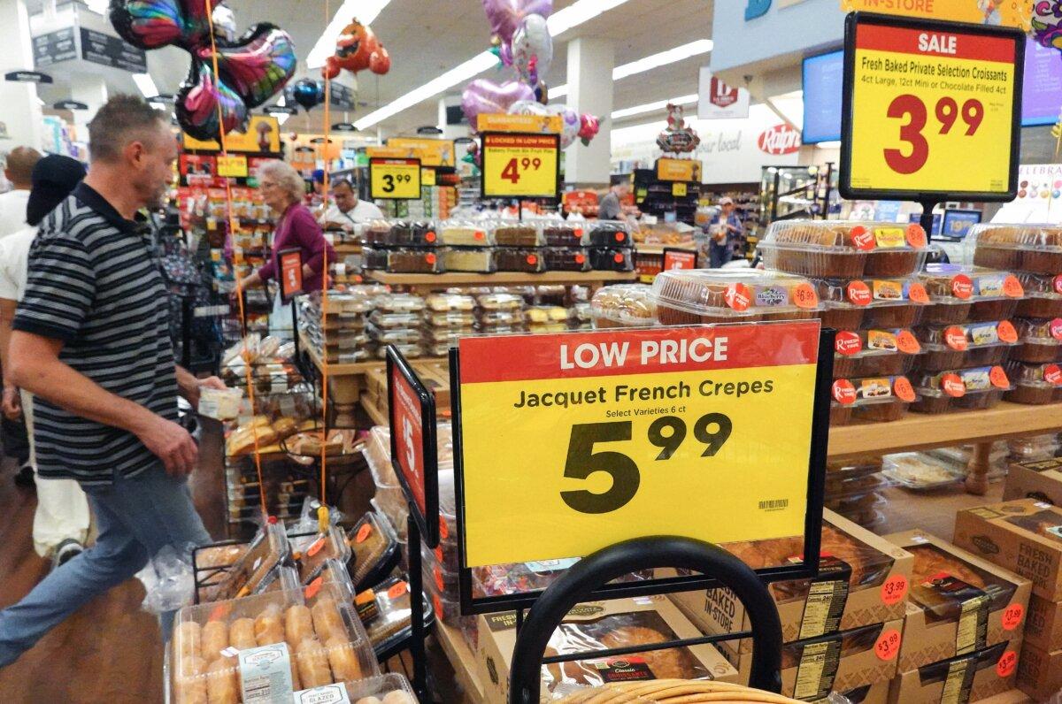 People shop in a grocery store in Los Angeles, Calif., on Oct. 12, 2023. (Mario Tama/Getty Images)