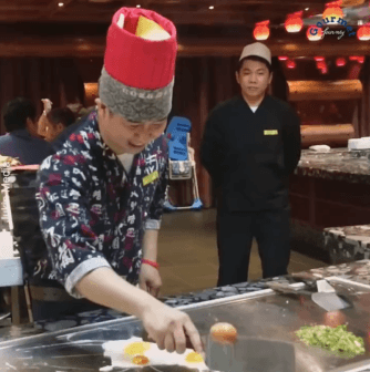 Awesome Chef Shows Off His Skills With Eggs