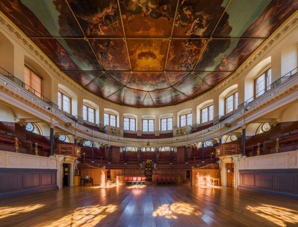 Christopher Wren based the University of Oxford's Sheldonian Theatre on the D-shaped theaters of ancient Rome. He erected the 70-foot roof without using columns, an engineering feat in its day. (David Iliff/<a href="https://upload.wikimedia.org/wikipedia/commons/6/6e/Sheldonian_Theatre_Interior%2C_Oxford%2C_UK_-_Diliff.jpg">CC BY-SA 3.0</a>)