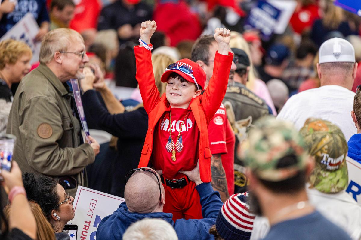  A young supporter of Republican presidential candidate former President Donald Trump is held up while he cheers during a campaign event in Derry, N.H., on Oct. 23, 2023. (Scott Eisen/Getty Images)