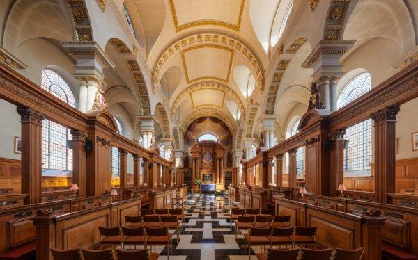 St Bride's Church, as viewed from the nave looking east toward the altar. The design, by Christopher Wren, reflects Vitruvius's ancient Roman Basilica at Fano (which is believed to be Vitruvius's only design). (David Iliff/<a href="https://commons.wikimedia.org/wiki/File:St_Bride%27s_Church,_London_-_Diliff.jpg">CC BY-SA 3.0</a>)