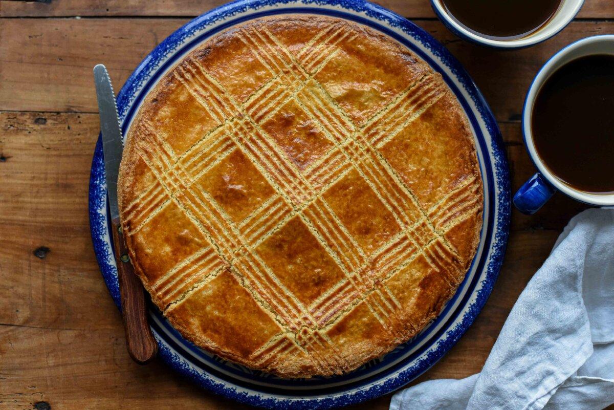 The traditional crosshatch pattern signals a cream filling. (Audrey Le Goff)