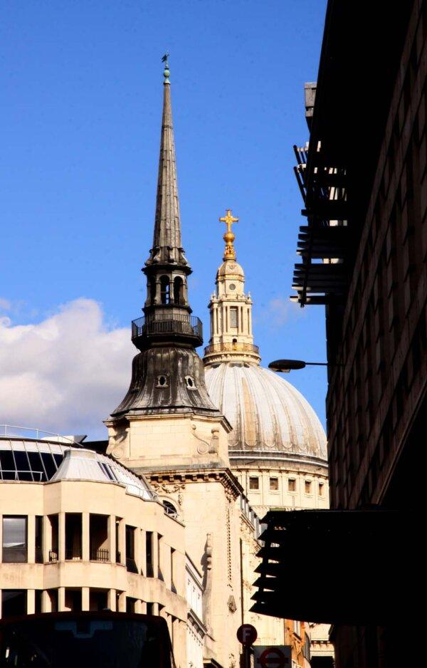 The sharp lead spire of St. Martin-Within-Ludgate in front of the dome of St. Paul's Cathedral. Both adorn buildings designed by Christopher Wren. (GeographBot/<a href="https://commons.wikimedia.org/wiki/File:St_Martin-within-Ludgate_-_geograph.org.uk_-_2197471.jpg">CC BY-SA 2.0</a>)
