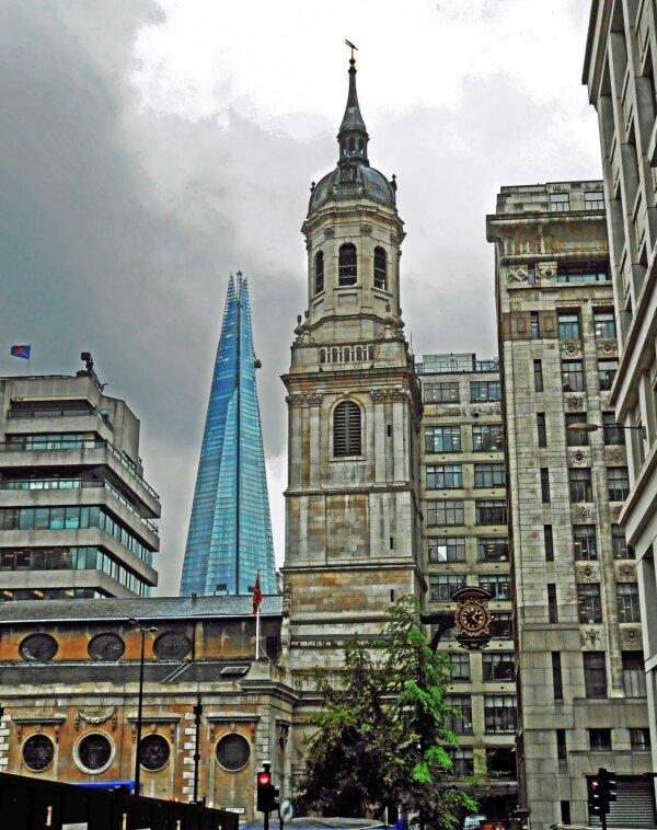 The steeple of St. Magnus the Martyr with its small open cupola stands in stark contrast to the glass skyscraper known as The Shard, in the background. (Duncan Harris/CC BY-SA 2.0)